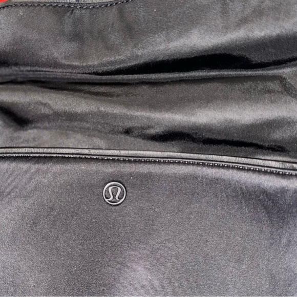 Lululemon shoulder bag, perfect material just wear on lining of snap buttons - Picture 7 of 7